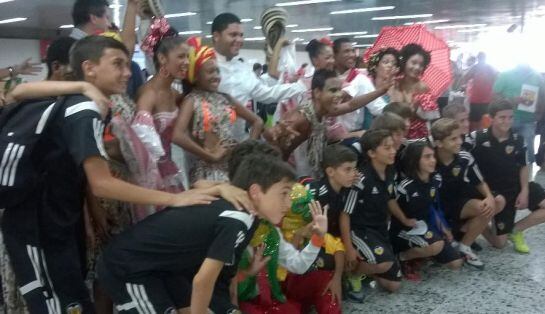 Los jugadores del Valencia a su llegada a Barranquilla