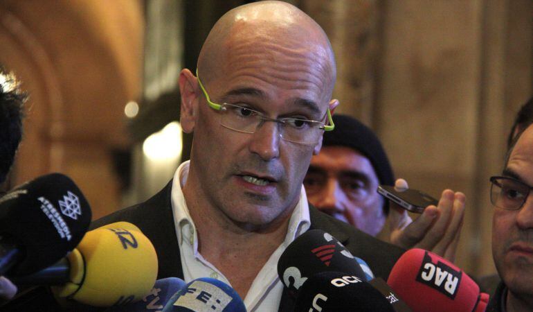 Primer plànol del diputat de JxSí Raül Romeva, fent declaracions després de la reunió de la direcció parlamentària. (Horitzontal)