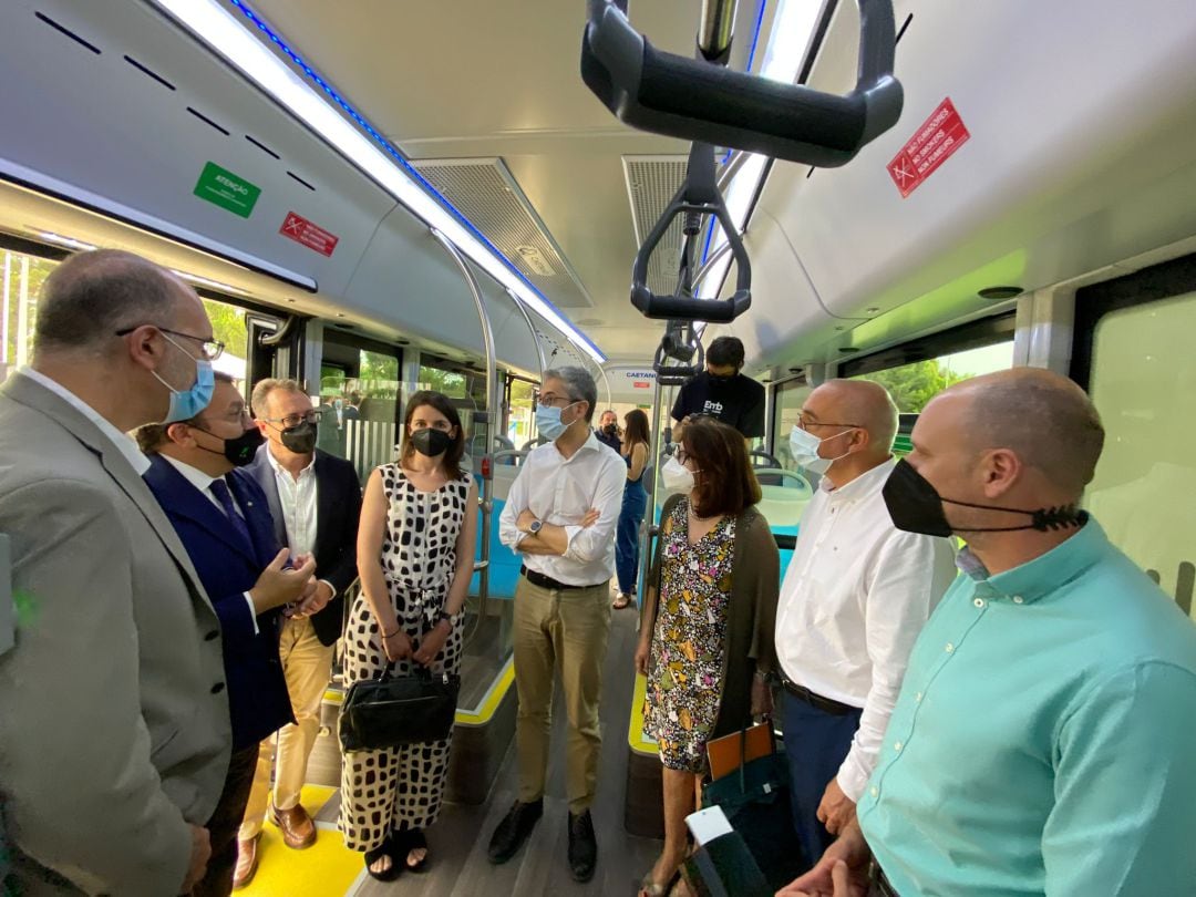 El conseller de Política Territorial y Movilidad, Arcadi España (c), la rectorra de la UA, Amparo Navaro (d) y el vicepresidente de Vectalia, Antonio Arias, en el primer viaje en autobús propulsado con hidrógeno.