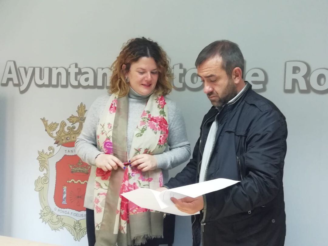 Teresa Valdenebro, alcaldesa de Ronda, junto a Francisco Márquez, delegado municipal de Obras y Urbanismo