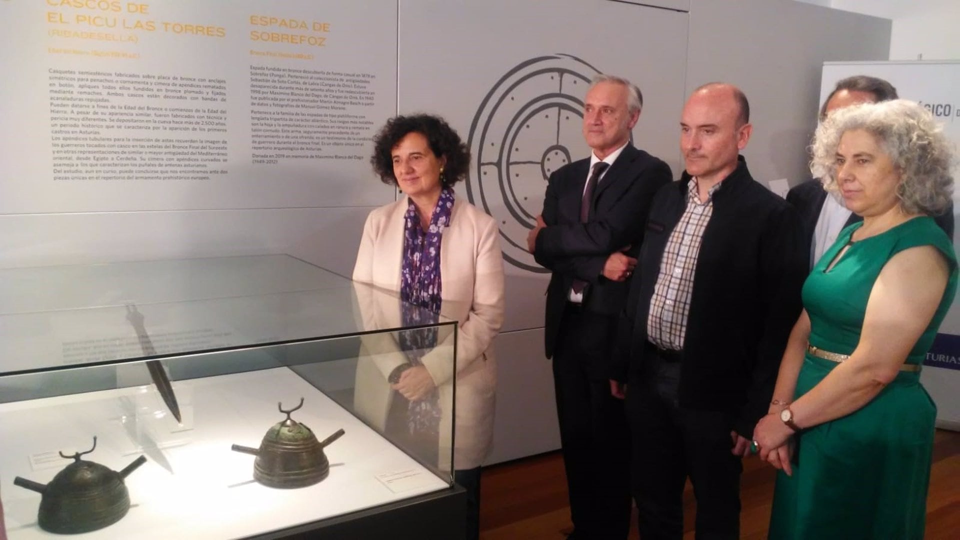 La Consejera de Cultura, Berta Piñán, el Director General de Cultura y Patrimonio, Pablo León, y la directora del Museo Arqueológico, María Antonia García, observan los cascos en su vitrina de exposición