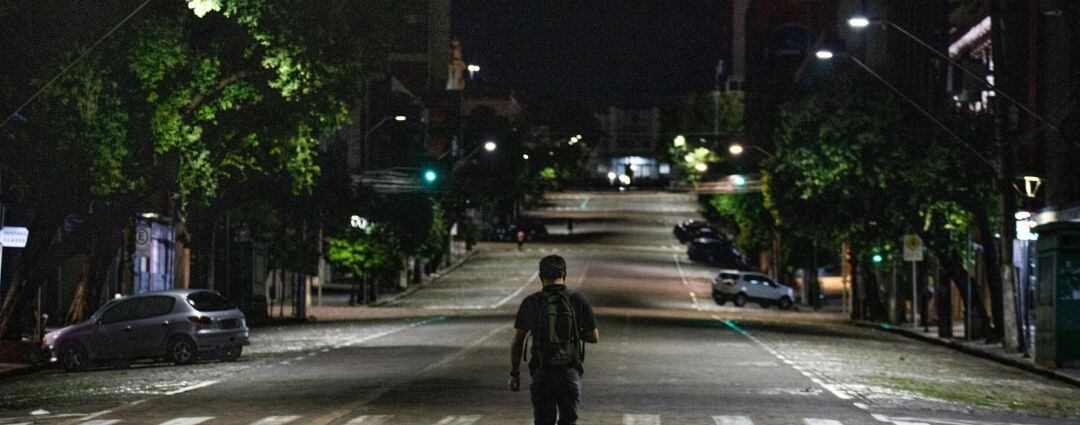 Foto de una calle vacía ante el toque de queda