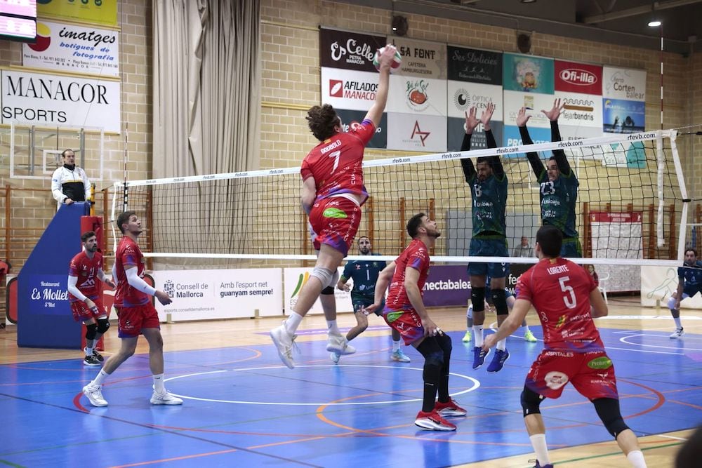 Una de las jugadas del partido en la pista de Manacor.