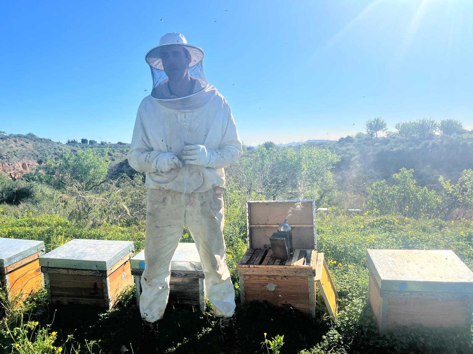 Álvaro Pérez, apicultor del campo de Cartagena