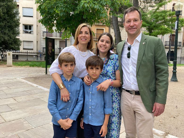 Sant Jordiet 2024, en el centro de la imagen, con su familia este sábado en la Glorieta de Alcoy