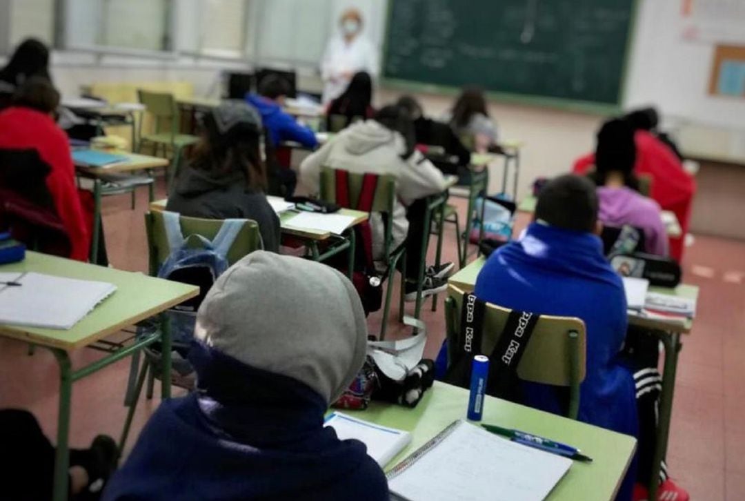 IU denuncia que las bajas temperaturas impiden la deseable venrtilación de las aulas