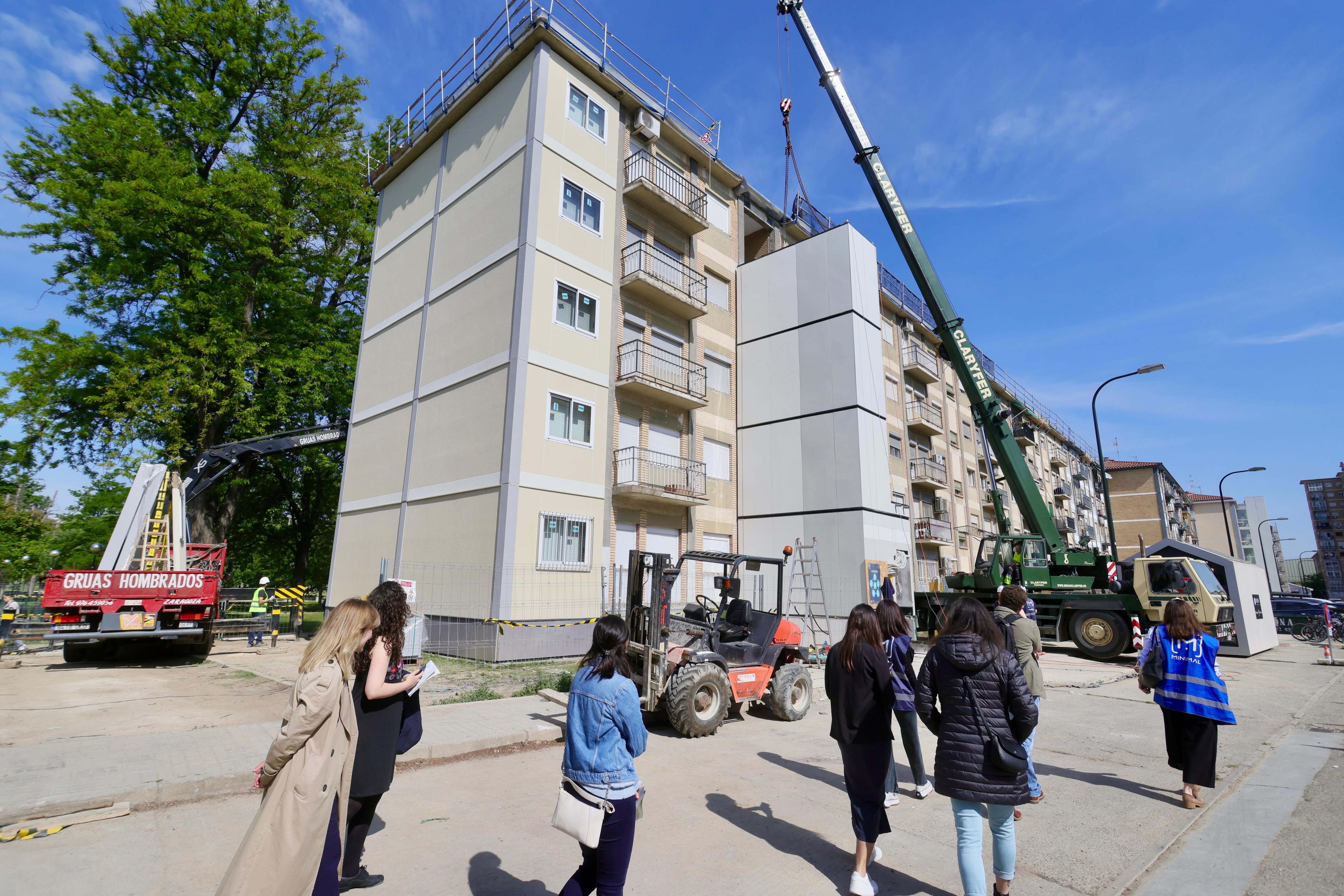 Construcción de un ascensor y rehabilitación de una fachada en una vivienda del zaragozano barrio Balsas de Ebro viejo
