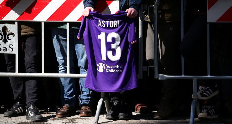 Un aficionado sostiene una camiseta de Astori en la despedida al futbolista fallecido por un paro cardiaco.