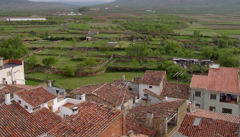 Vista de parte del pueblo de Aras de los olmos y su valle 