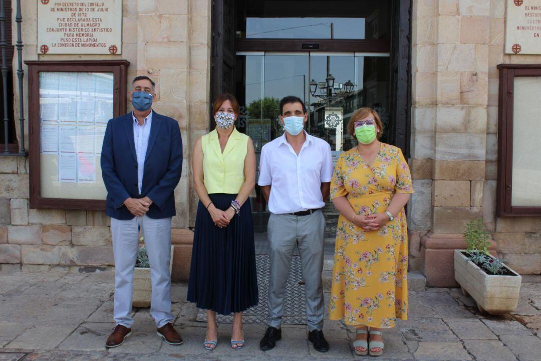 La portavoz y consejera de Igualdad, Blanca Fernández, durante su visita institucional a Almagro