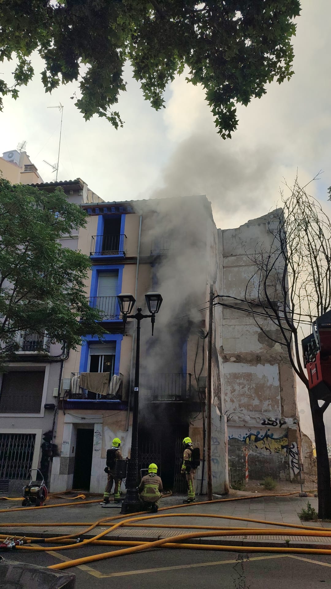 Desalojadas doce personas por un incendio en un edificio del Coso de Zaragoza