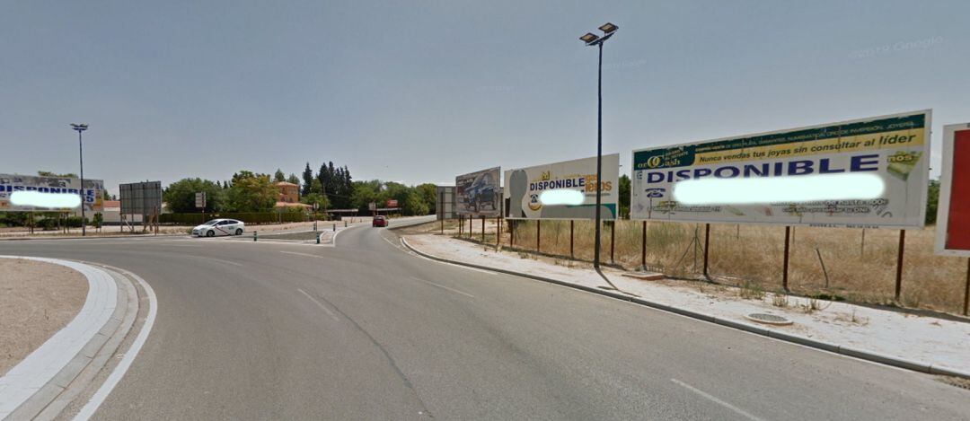 Vallas publicitarias en la carretera de Valencia con la Avenida de la Mancha