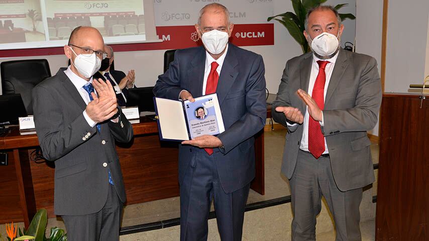 Ernesto Martínez Ataz, en el centro, durante el reconocimiento que ha recibido en la Facultad de ciencias Químicas