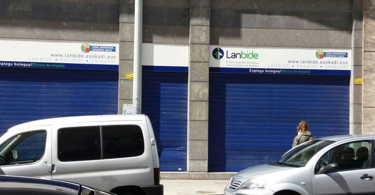 Oficina de Lanbide en Basauri cerrada por la huelga