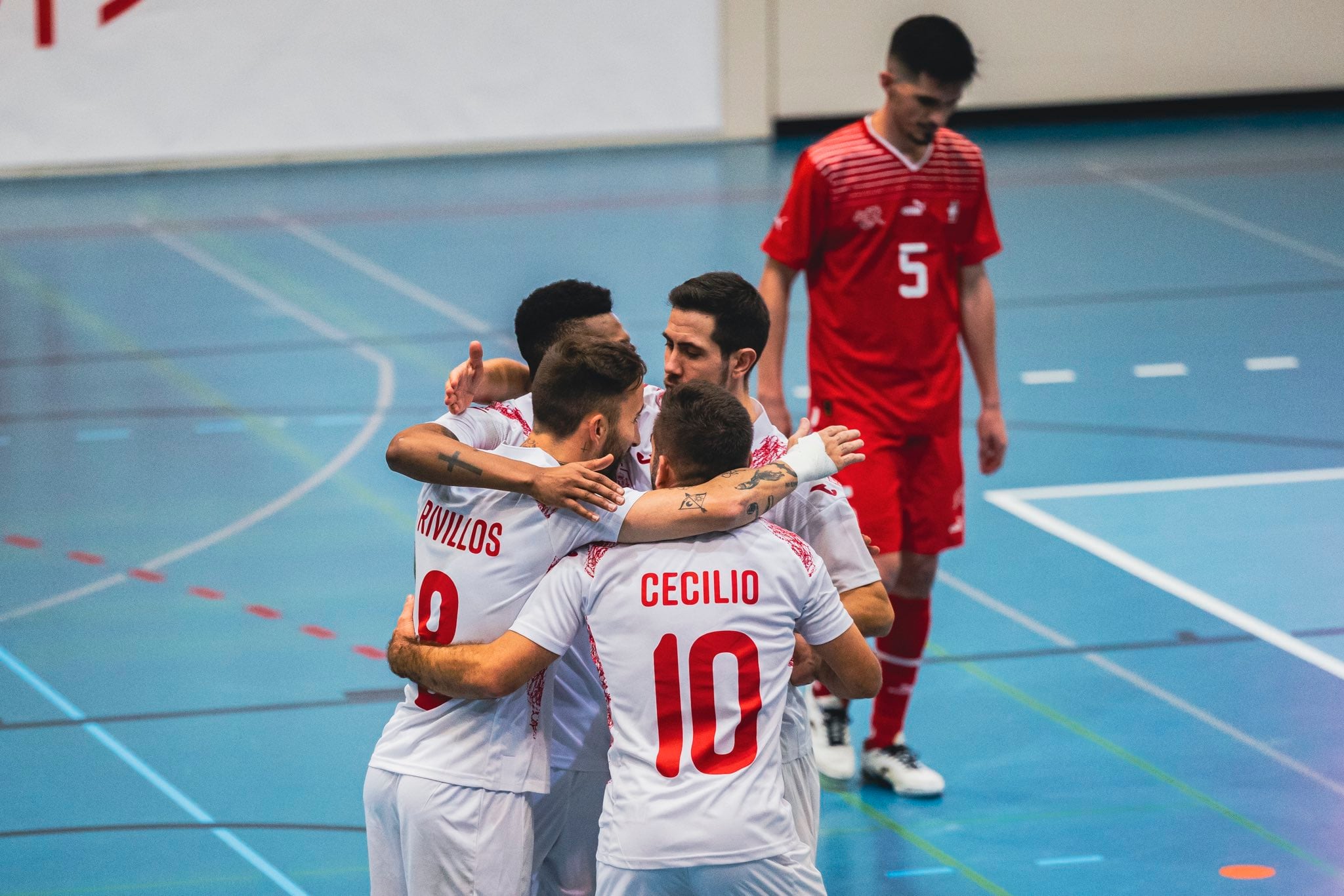 La Selección Española celebra un gol reciente a Suiza