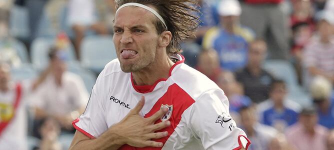 El jugador del Rayo Vallecano Michu celebra el primer gol en el partido de Liga de Primera División que disputan hoy con el Getafe en el Coliseum Alfonso Pérez de la localidad madrileña.