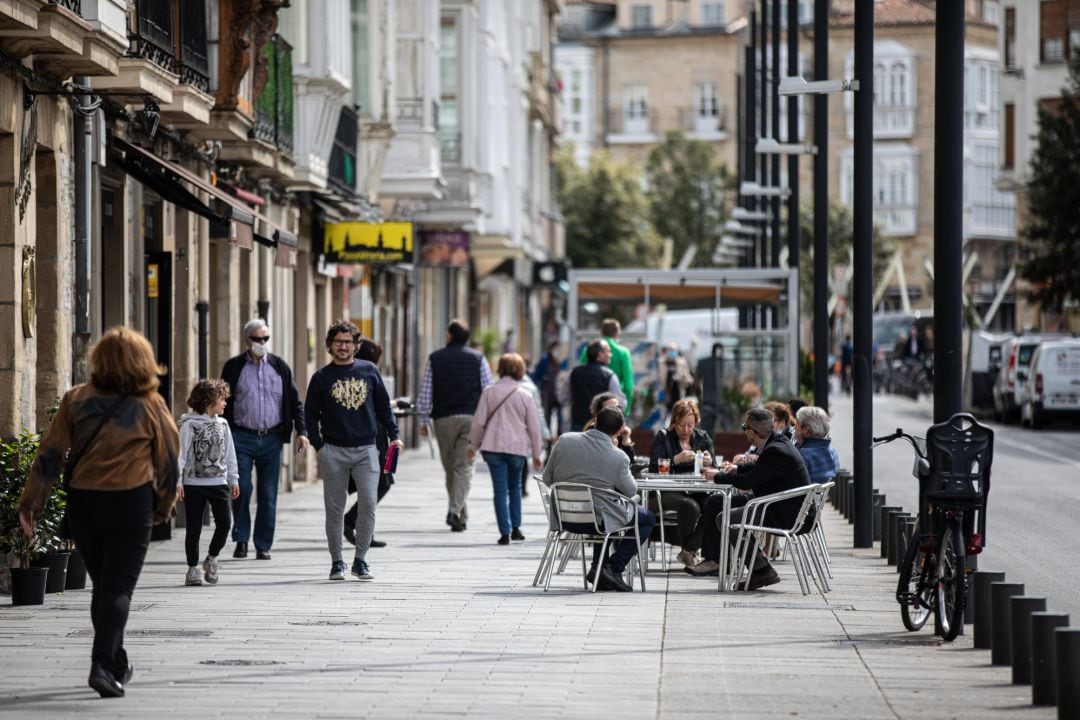 Viandantes y clientes en una terraza en el centro de Vitoria