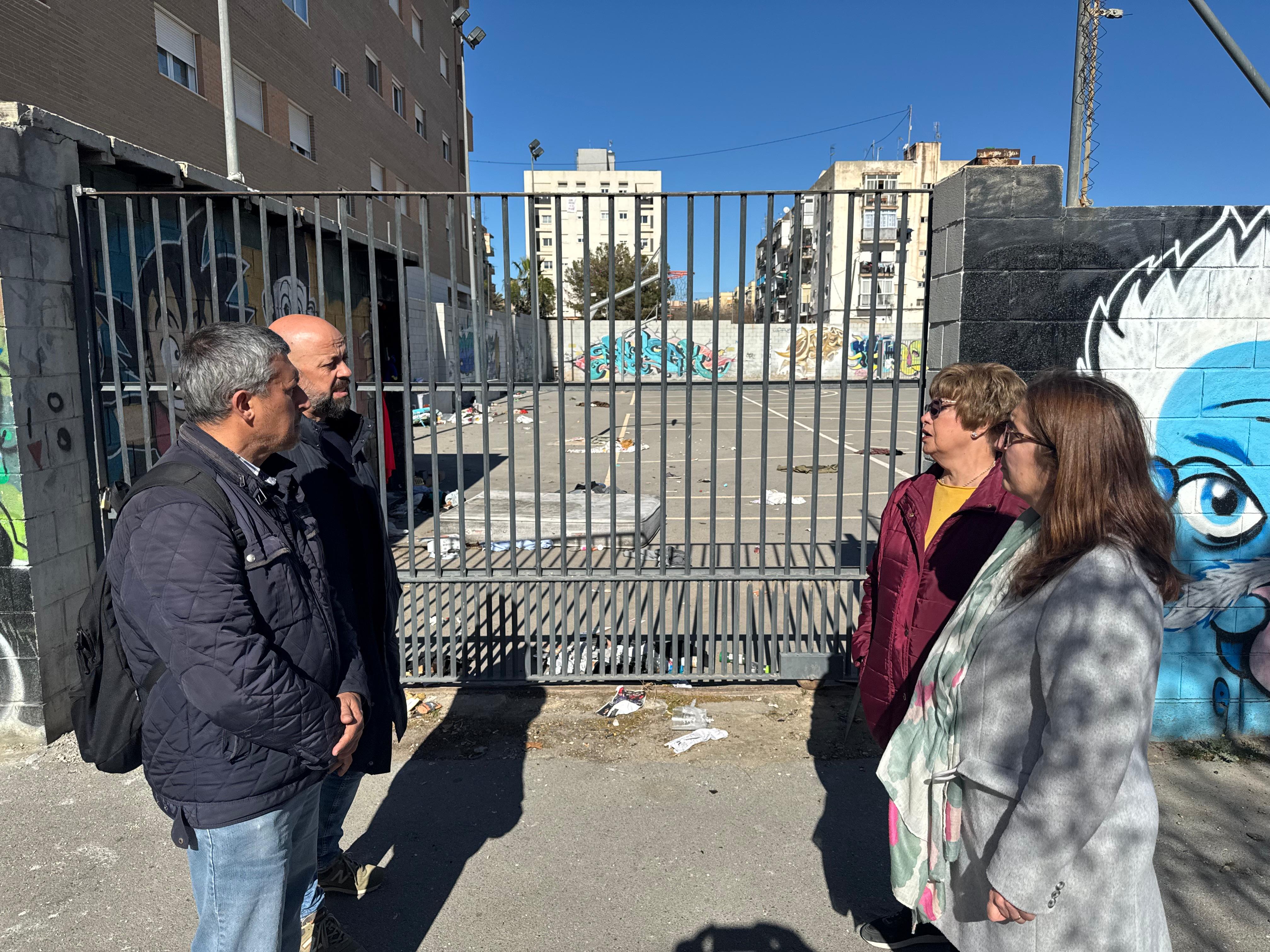 Los concejales del PSOE, Eduardo Rodríguez y Silvia Castell visitan la pista deportiva de Nou Alacant