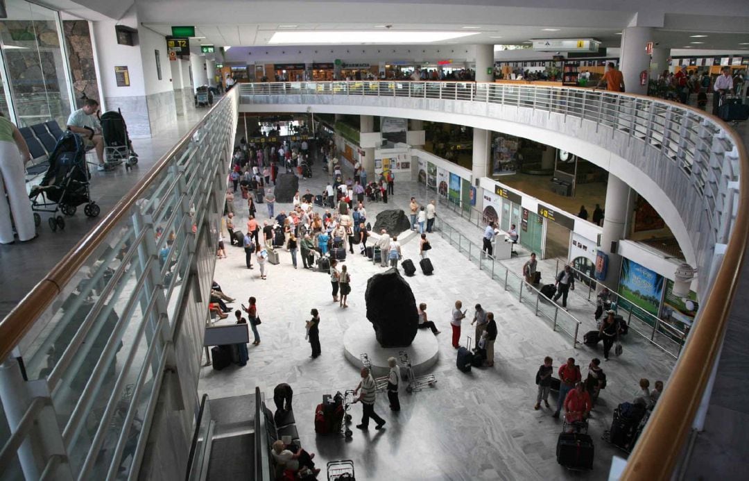 Interior de la terminal 1 del aeropuerto César Manrique Lanzarote.