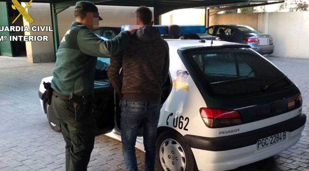 La Guardia Civil traslada al detenido