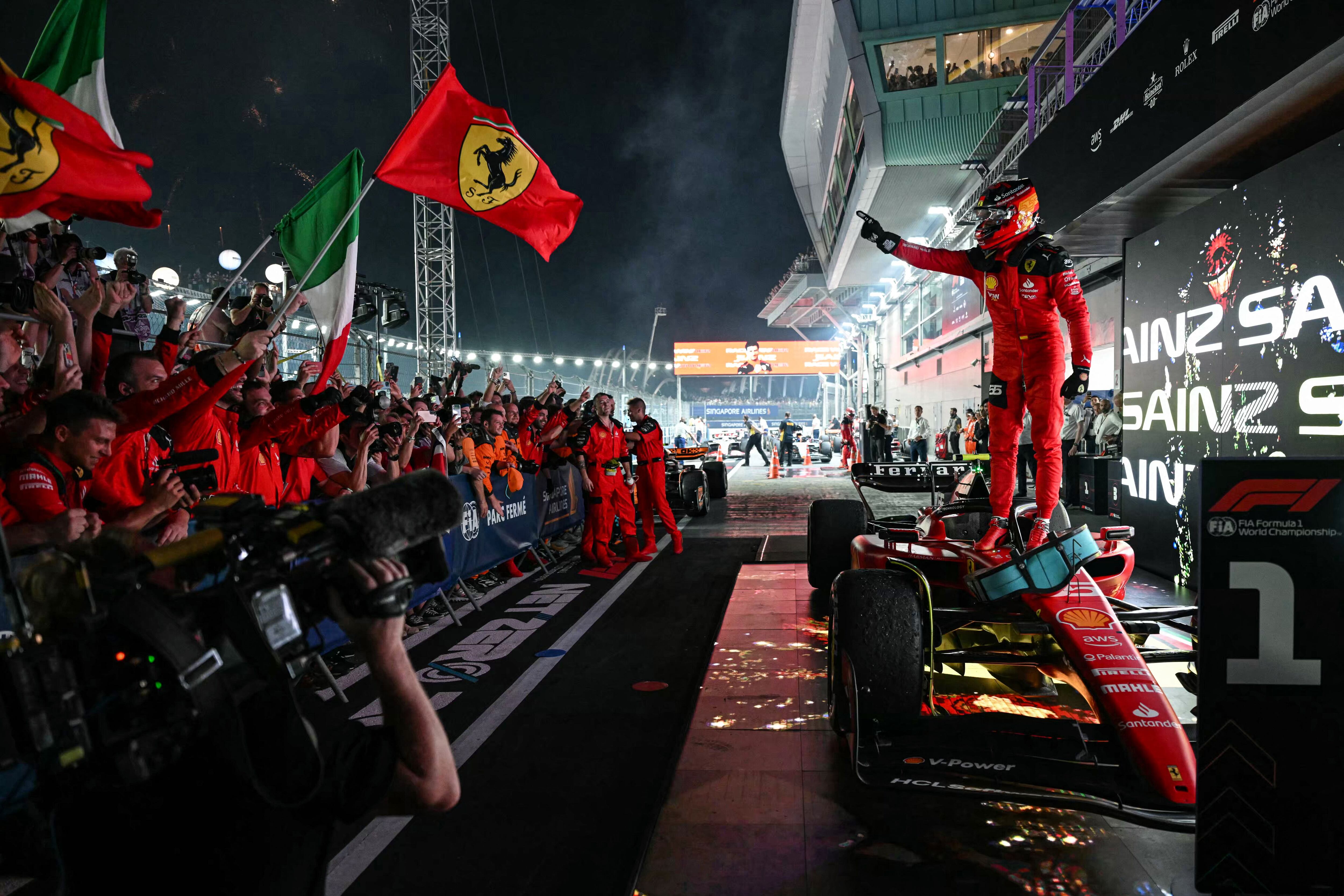 Carlos Sainz celebra la victoria en el GP de Singapur 2023