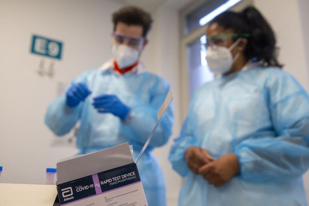 Sanitarios realizando una prueba rápida de antígeno