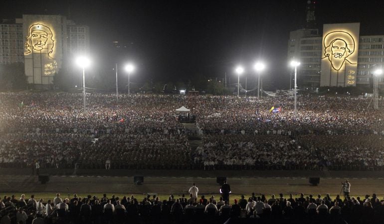 Miles de cubanos han participado en el acto celebrado para despedir a Fidel Castro, en la Plaza de la Revolución de La Habana (Cuba). 