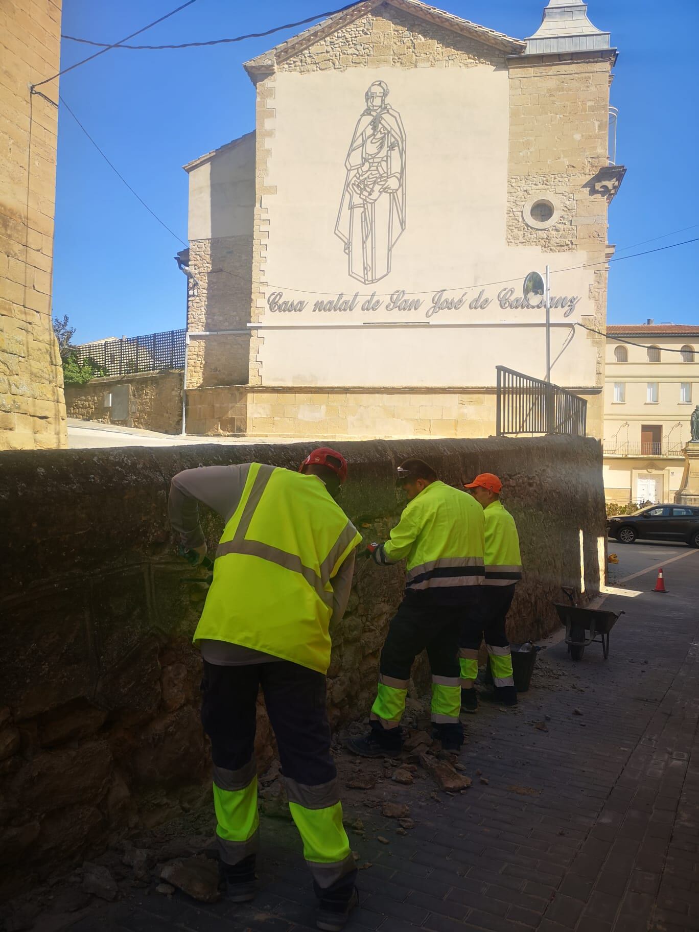 Peralta de la Sal ha dado acogida a tres refugiados que han realizado sus prácticas de albañilería en la localidad