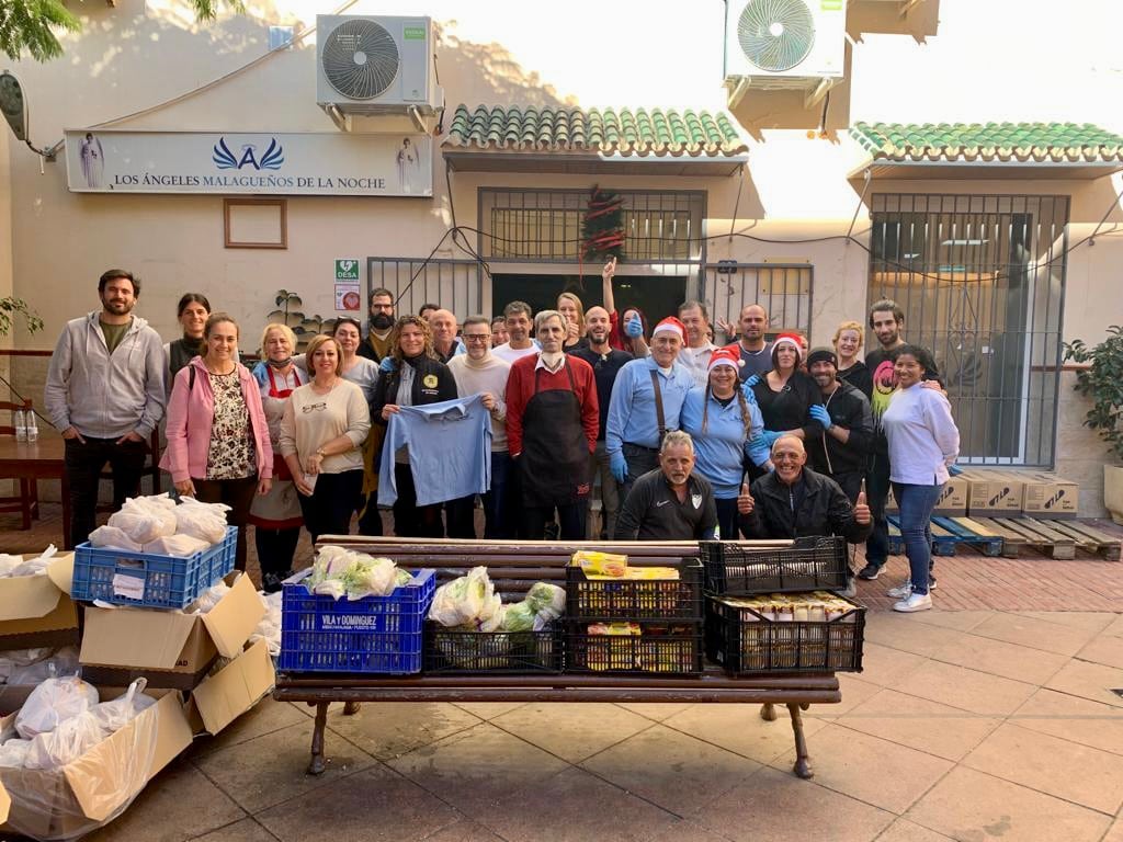 Los voluntarios que han repartido la comida recibida en la sede de la ONG