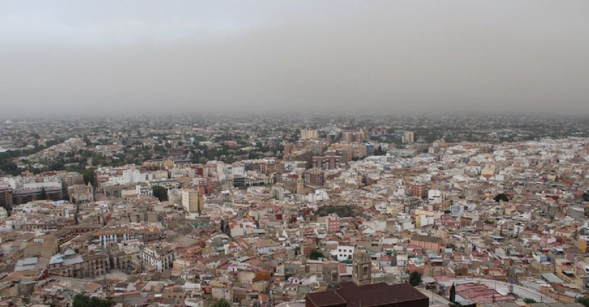 La intrusión de aire sahariano incrementa los niveles de las partículas PM10 en Lorca