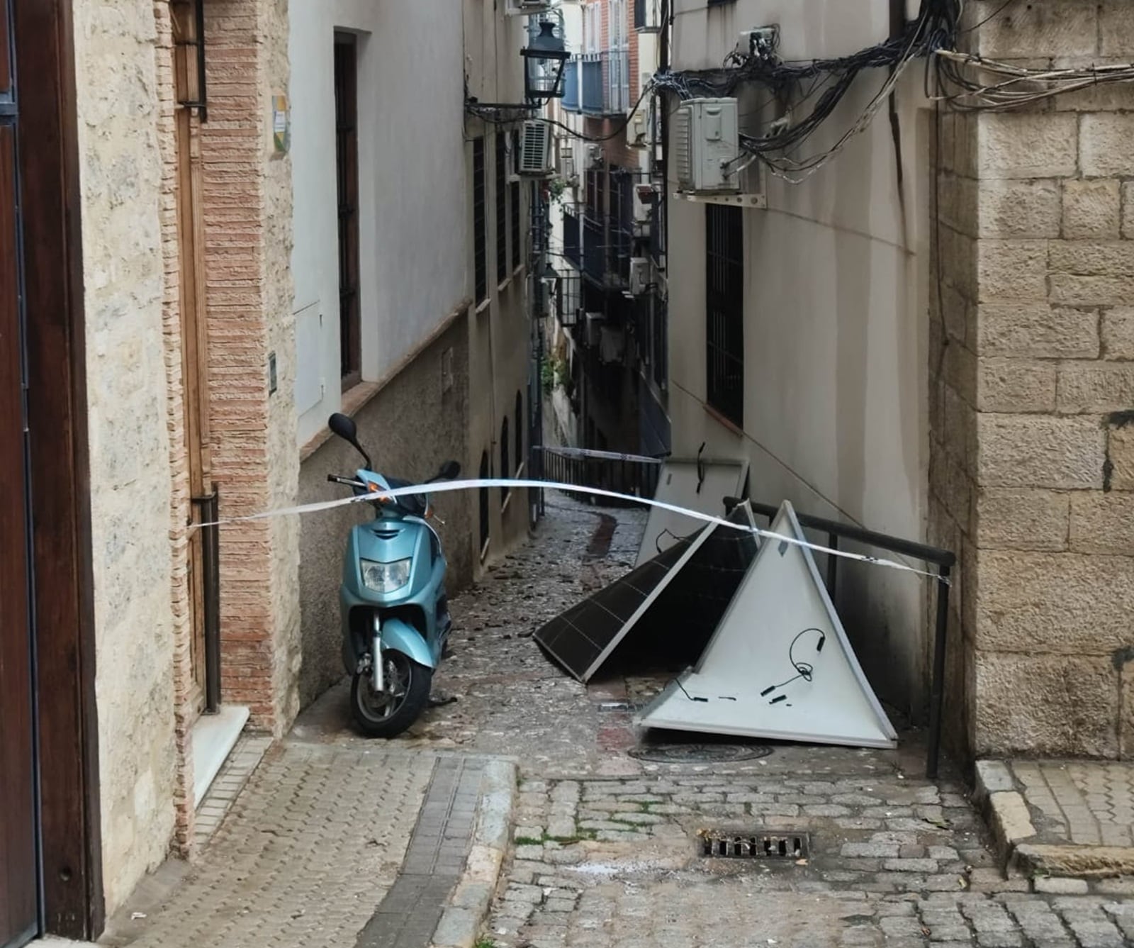 Efectos de las fuertes rachas de viento en Jaén capital.