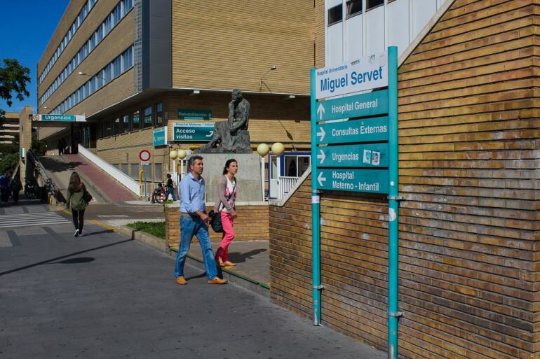 Dos personas entrando al hospital Miguel Servet de Zaragoza