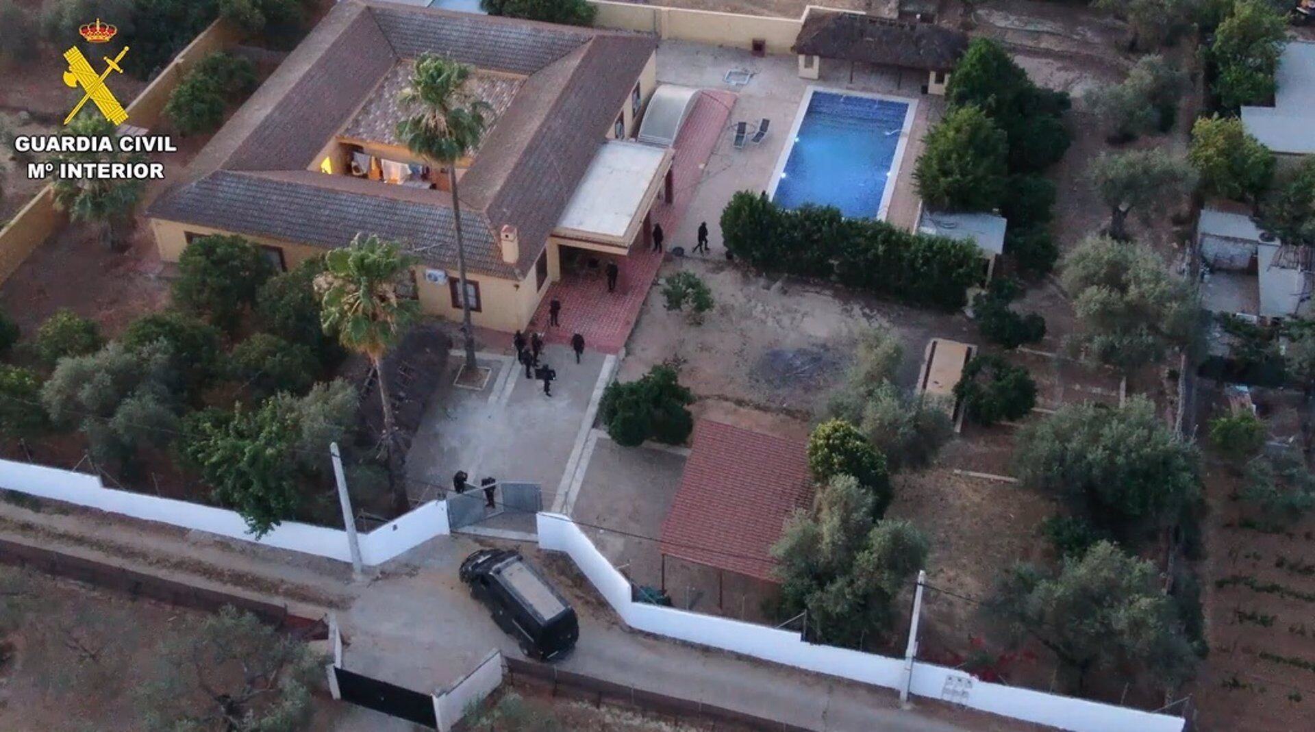 Cae una red "industrial" de cultivo de marihuana que ha blanqueado cerca de medio millón de euros.