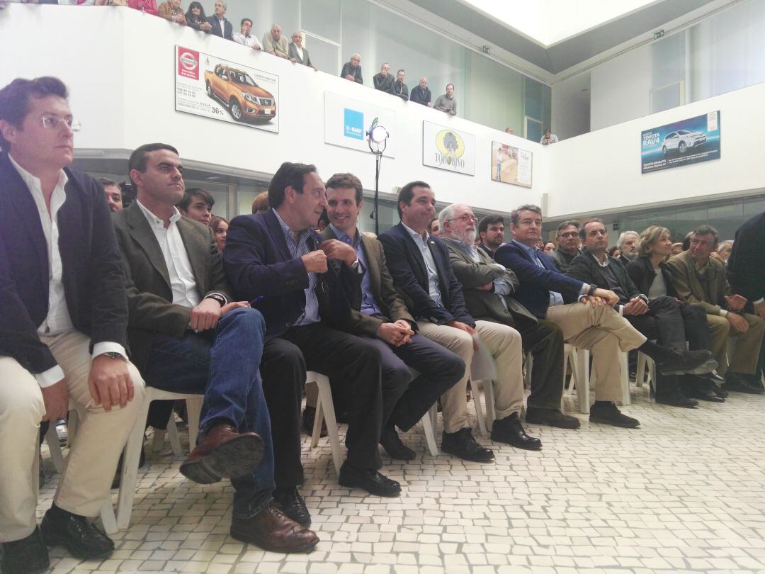 Pablo Casado junto a dirigentes de Asaja y compañeros de partido en un acto con agricultores y ganaderos este sábado en Jerez