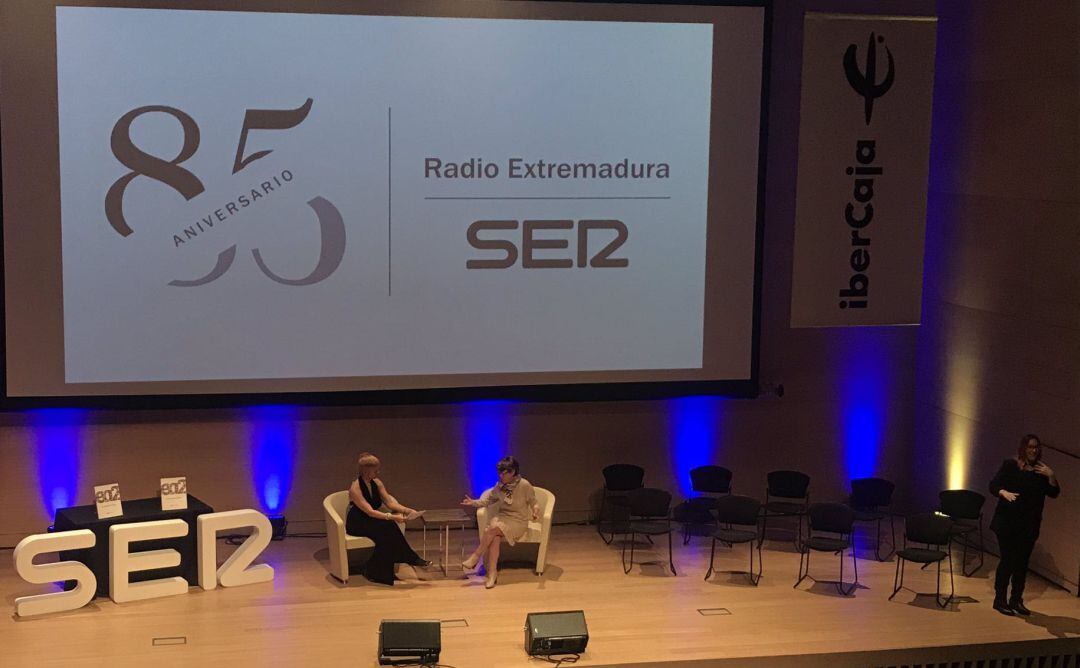 Inma Salguero y María Jesús Almeida conversan en el escenario de la gala del 85 aniversario de Radio Extremadura