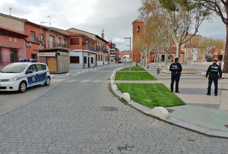 Policía Local en la Plaza Mayor de Marchamalo/foto Ayto. Marchamalo