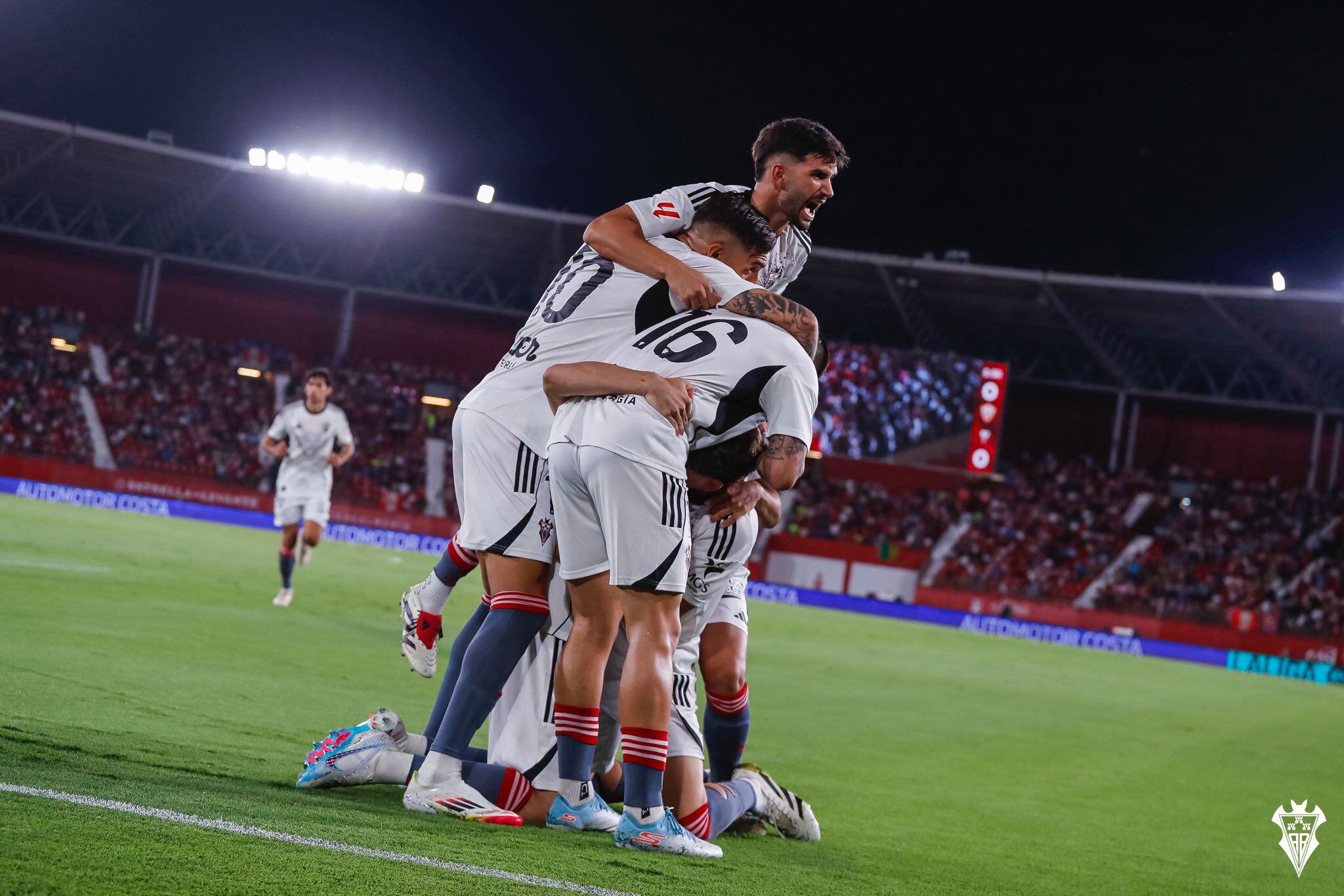 El equipo de Alberto González empieza la liga sumando un valioso punto en Almería tras un loco partido (4-4). Imagen del Albacete Balompié.