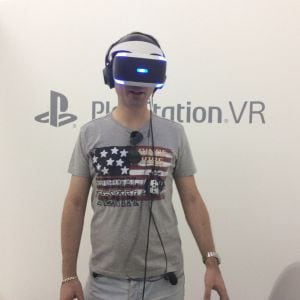 Las gafas Playstation VR y unos auriculares: combinación brutal