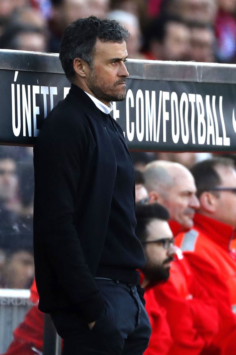 El técnico del FC Barcelona, Luis Enrique, durante el partido correspondiente a la vigésimo cuarta jornada de Liga disputado hoy, ante el Atlético de Madrid, en el estadio Vicente Calderón. EFE/Javier Lizón