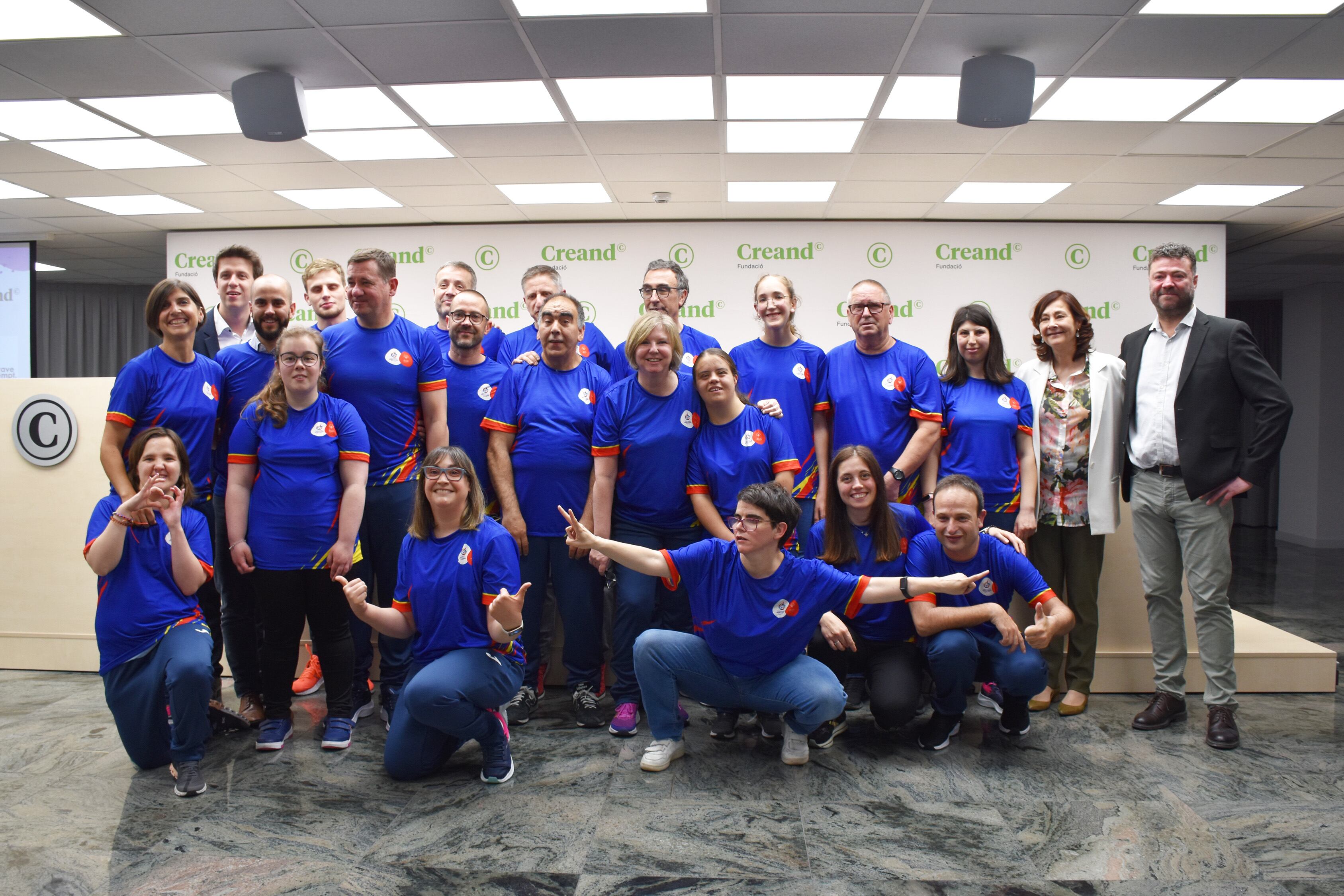 La delegació esportiva d'Special Olympics Andorra a la seu de Creand Crèdit Andorrà.
