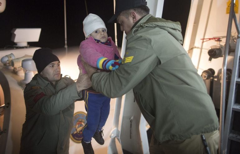 Un niño sirio recibe la asistencia de la guardia costera turca cuando él y su familia fueron capturados al intentar alcanzar las costas griegas ayer, 9 de diciembre de 2015.