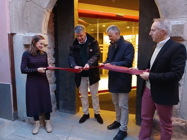 El director de la Comunidad de Trabajo de los Pirineos junto al alcalde y concejales de Jaca inaugurando este nuevo espacio