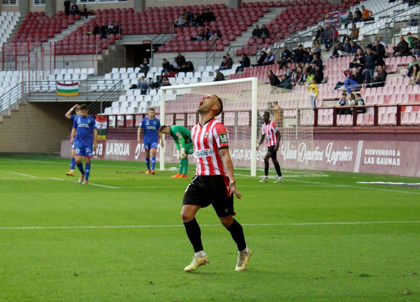 Juan Carlos Menudo se lamenta de una acción errada de su equipo ante el CD Calahorra / UD Logroñés