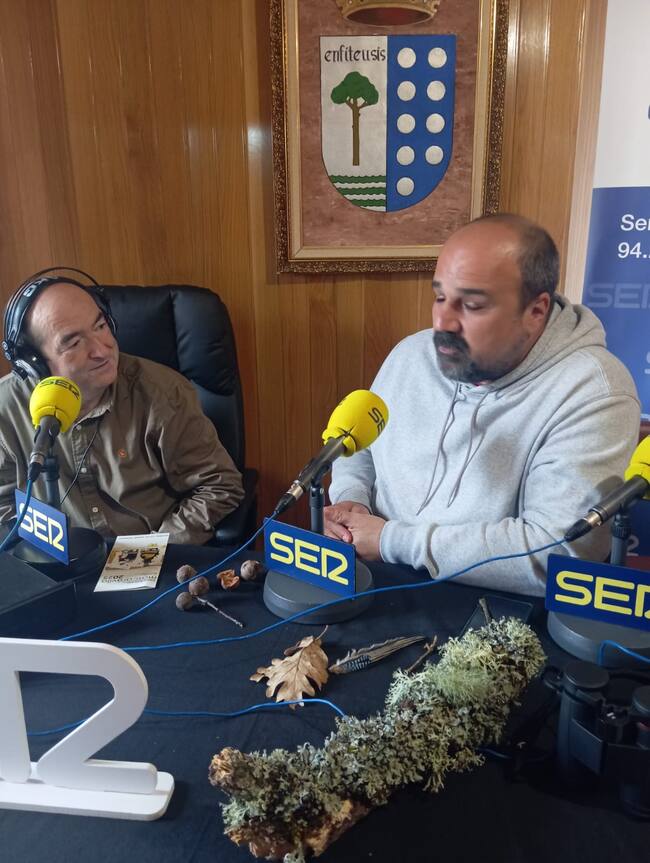 Felipe Nebreda con alguno de los elementos recolectados en el Pinar