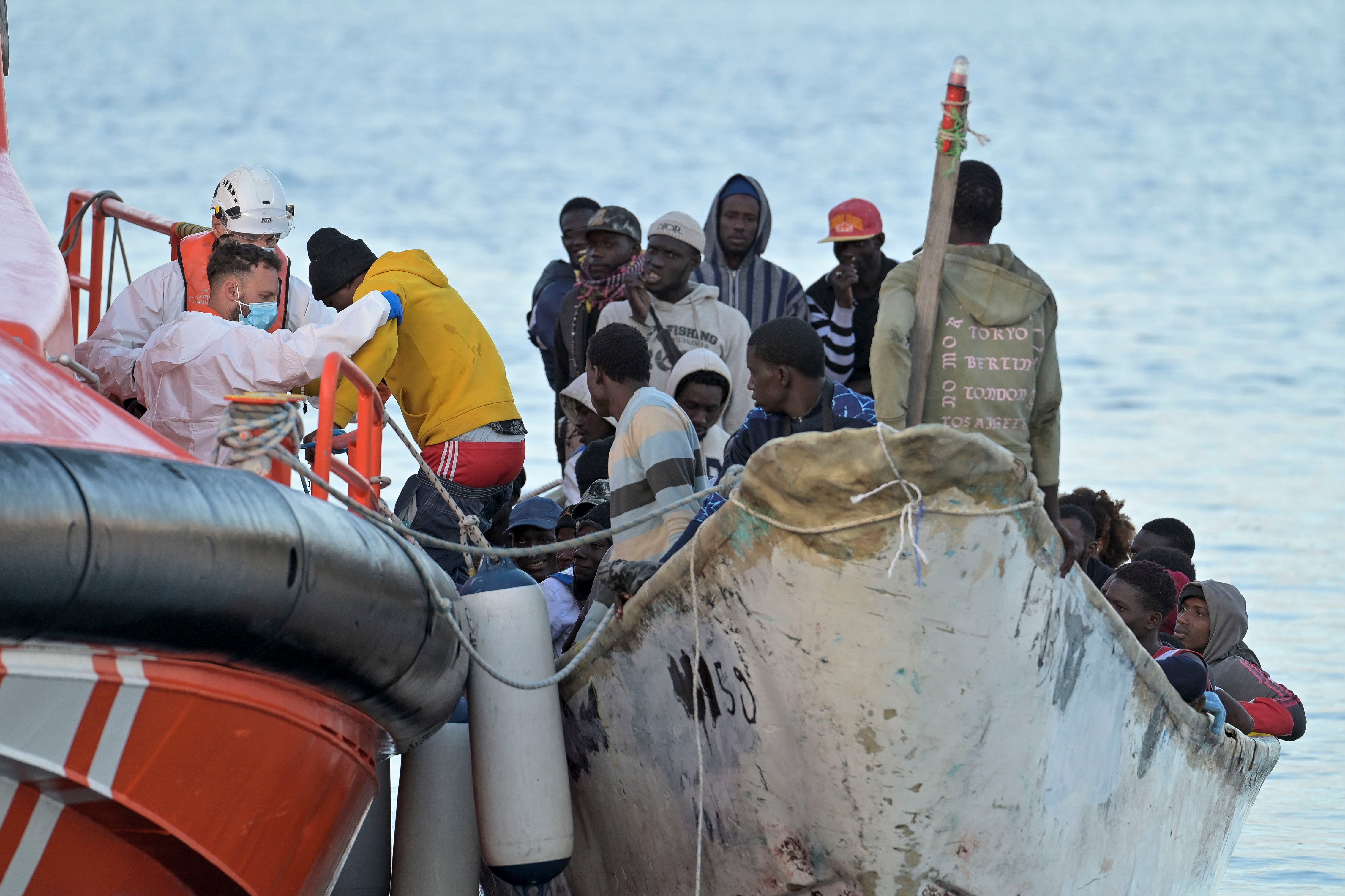 Imagen de 67 inmigrantes a bordo de un cayuco rescatados por la embarcación de Salvamento Marítimo &#039;Salvamar Adhara&#039; en aguas cercanas a El Hierro el pasado diciembre. EFE/ Gelmert Finol