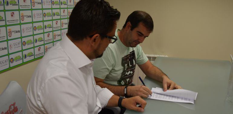David Mangas y Rodrigo Martín durante la firma del contrato