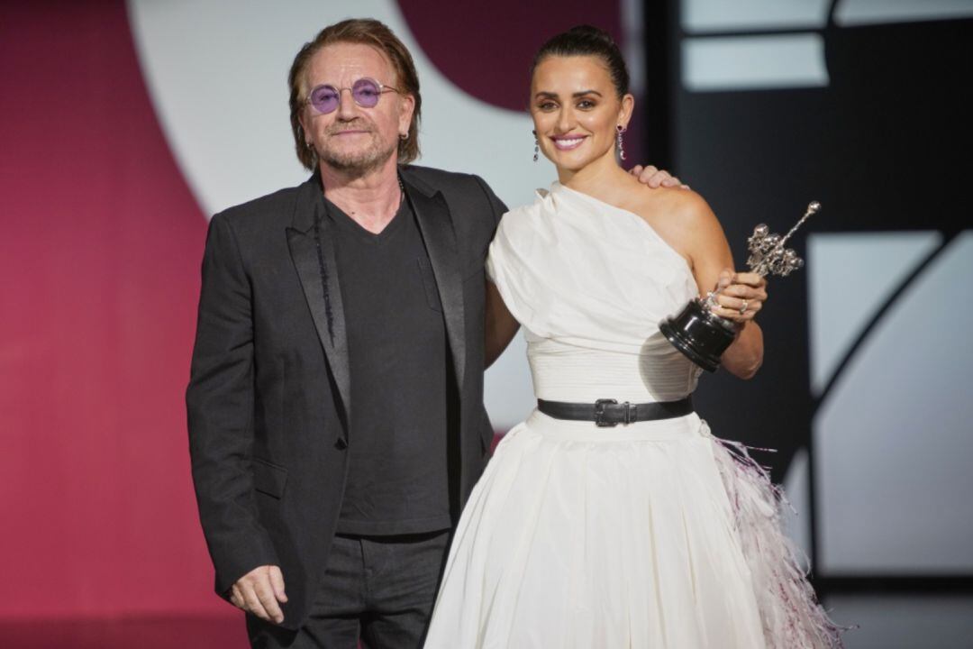 El cantante de U2 entrega el Premio Donostia a Penélope Cruz