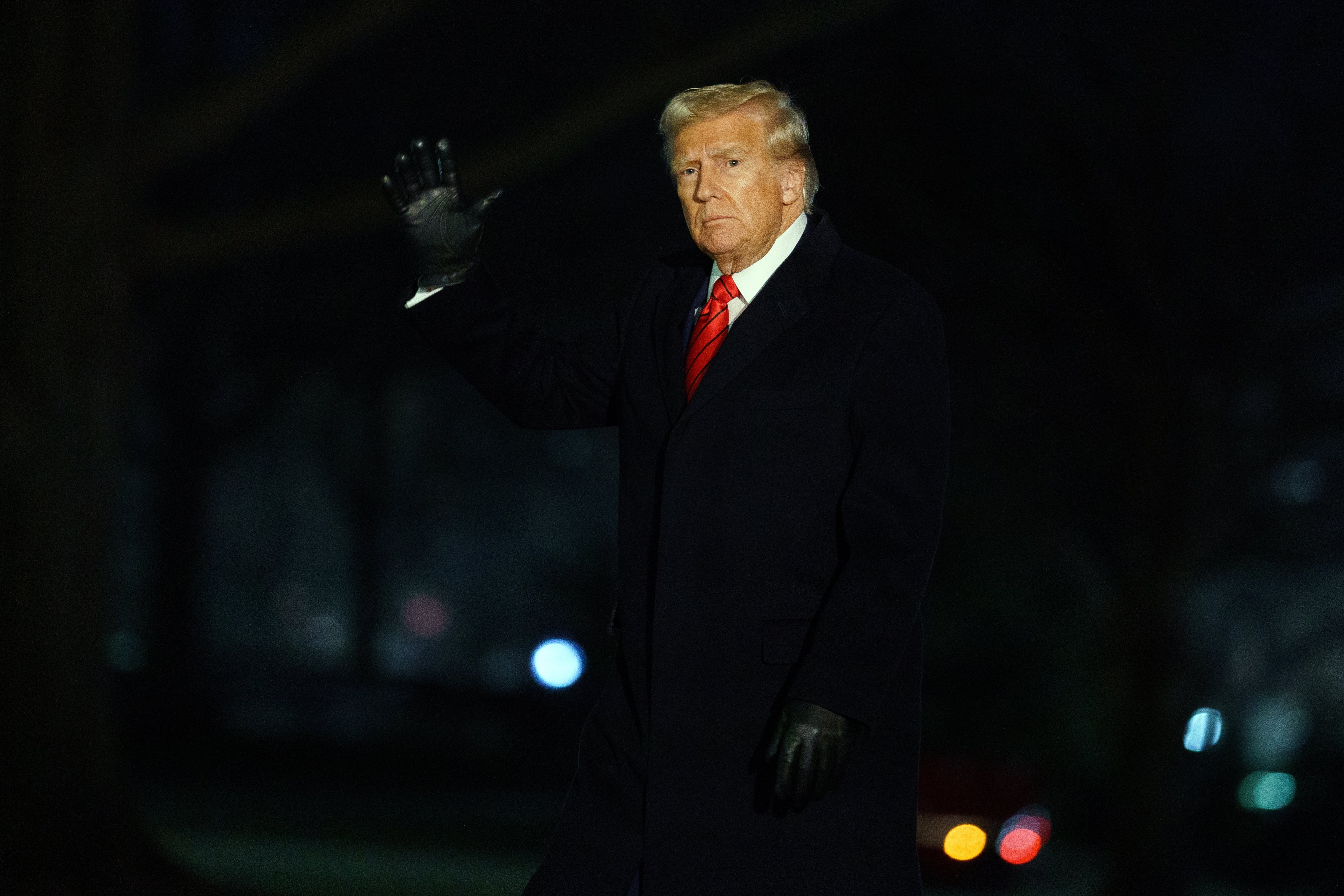 Washington (United States), 28/01/2025.- US President Donald Trump arrives on the South Lawn of the White House, Washington, DC, USA, 27 January 2025. President Trump arrived back to Washington DC after delivering a speech at the 2025 House Republican Members Conference Dinner in in Miami, Florida. EFE/EPA/WILL OLIVER / POOL
