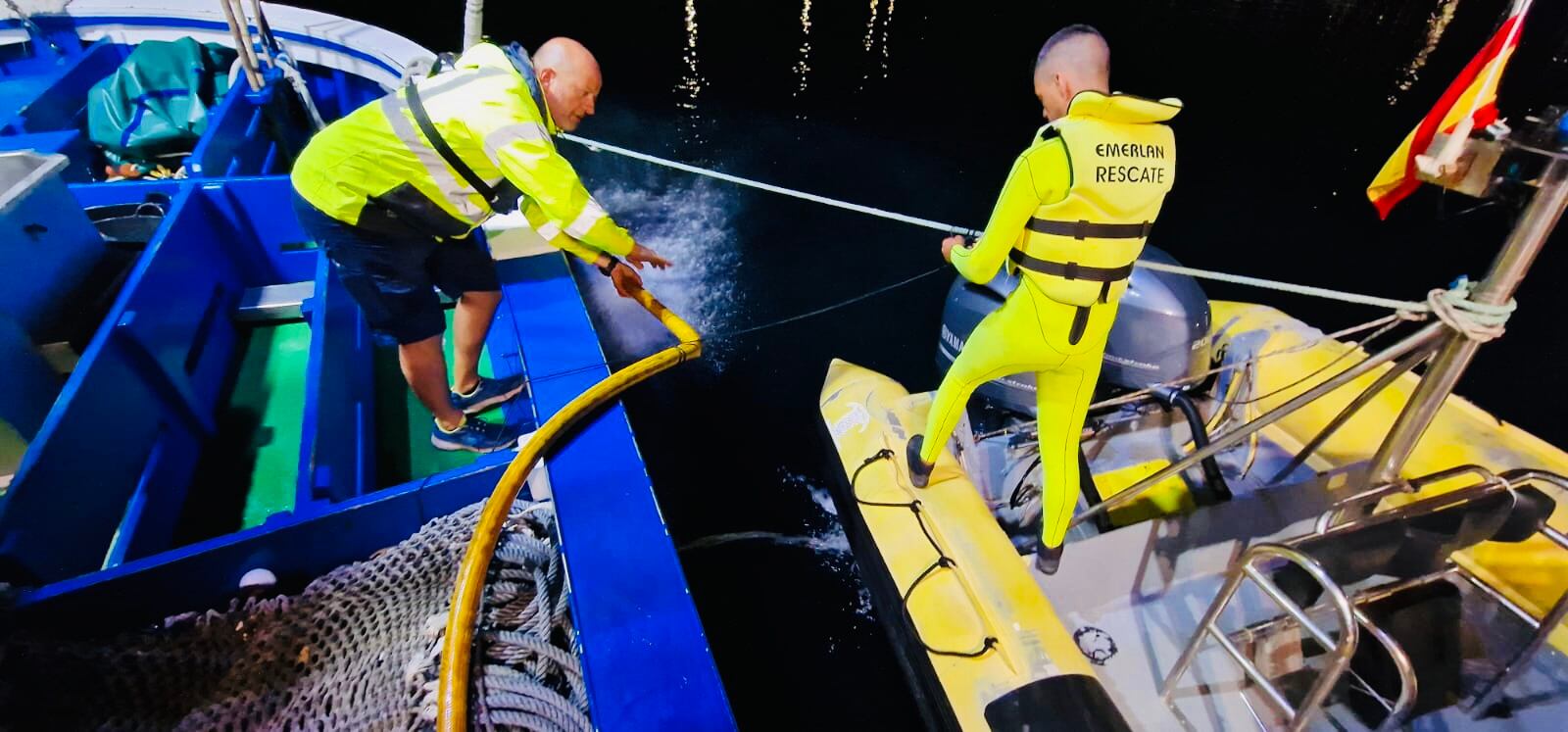 Momento del auxilio de EMERLAN al atunero con riesgo de naufragio cerca de Lanzarote.