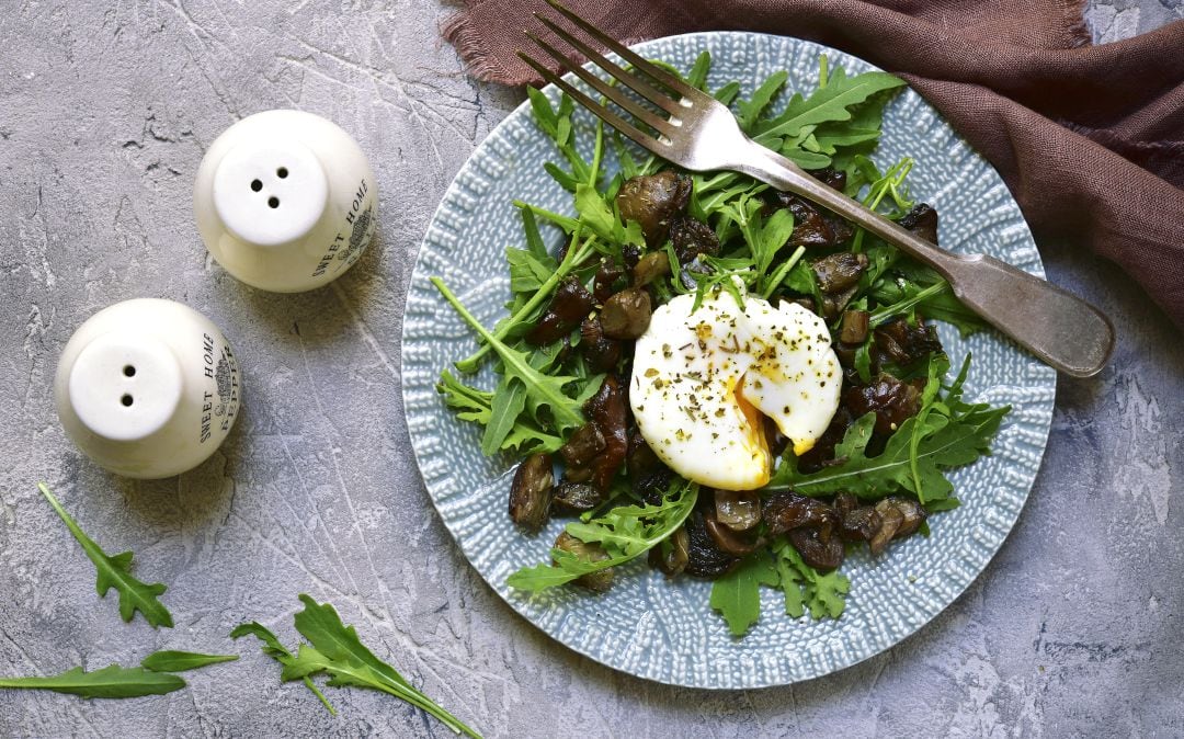 Ensalada templada de champiñones con rúcula y huevo escalfado 